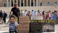 Αριστοτέλης: Στο πλευρό του Πάνου Ρούτσι, του πατέρα που κάνει απεργία πείνας και δίψας στο Σύνταγμα και των άλλων απεργών Δημήτρη Οικονόμου και Η χώρα που η Δικαιοσύνη έχει καταντήσει συνένοχη…